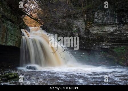 Un'immagine in HDR mescolata in inverno di West Burton Falls, conosciuta anche come Cauldron Falls, nel villaggio di West Burton, Bishopdale, Yorkshire, Inghilterra. Foto Stock