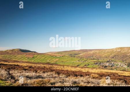 Un'immagine HDR invernale di Reeth a Swaledale con pascoli circostanti e muri a secco in abbondanza. Yorkshire Dales National Park, Inghilterra. 19 novembre 2020 Foto Stock