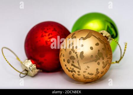 Un'immagine ravvicinata di una selezione di tre diverse decorazioni natalizie. Foto Stock