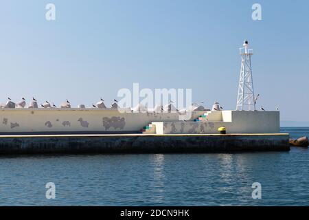 Torre faro di design a capriate bianche nel porto di Nesebar, Bulgaria Foto Stock