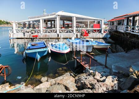 Colorate barche da pesca in legno sono ormeggiate nel centro storico di Nessbur, Bulgaria Foto Stock