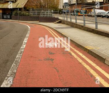 Novembre 2020 - piste ciclabili rosse nella capitale gallese di Cardiff. Foto Stock