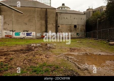 Novembre 2020 - Derelict terreno nel centro di Cardiff pronto per lo sviluppo in alloggi, appartamenti e appartamenti. Foto Stock