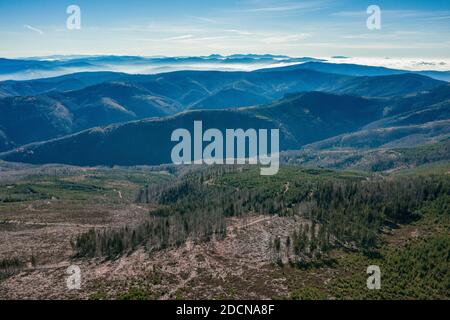 Montagne polacche in Slesia Beskid a Szczyrk. Skrzyczne collina inPolonia in autunno, stagione autunno drone aereo vista foto Foto Stock