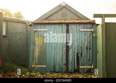 Novembre 2020 - vecchie porte del garage che necessitano di riverniciatura Foto Stock