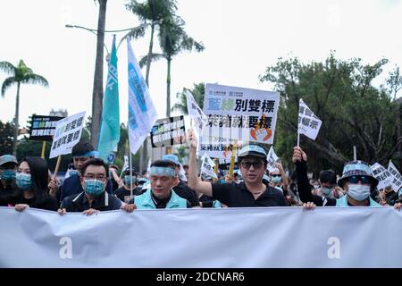 Taipei, Taiwan. 22 novembre 2020. Decine di migliaia di marzo in una protesta contro l'importazione di maiale statunitense contenente ractopamina, un additivo che promuove la leanness come parte della protesta 'Autunno lotta'. Taipei, Taiwan, 22 novembre 2020. (Foto di Walid Berrazeg/Sipa USA) Credit: Sipa USA/Alamy Live News Foto Stock