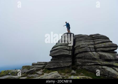 Spindleruv Mlyn (Spindlermühle): Slaskie Kamienie o Divci kameny ('rocce silesiane' o 'rocce di aiden'; Mädelsteine, escursionista a Krkonose (montagna Gigante Foto Stock