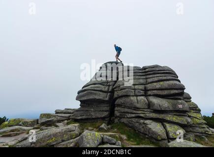 Spindleruv Mlyn (Spindlermühle): Slaskie Kamienie o Divci kameny ('rocce silesiane' o 'rocce di aiden'; Mädelsteine, escursionista a Krkonose (montagna Gigante Foto Stock