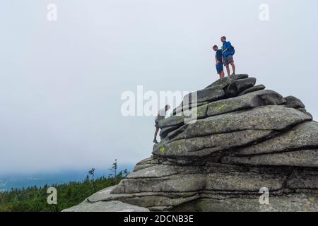 Spindleruv Mlyn (Spindlermühle): Slaskie Kamienie o Divci kameny ('rocce silesiane' o 'rocce di aiden'; Mädelsteine, escursionista a Krkonose (montagna Gigante Foto Stock