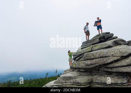 Spindleruv Mlyn (Spindlermühle): Slaskie Kamienie o Divci kameny ('rocce silesiane' o 'rocce di aiden'; Mädelsteine, escursionista a Krkonose (montagna Gigante Foto Stock