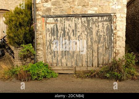 Novembre 2020 - vecchie porte del garage che necessitano di riverniciatura Foto Stock