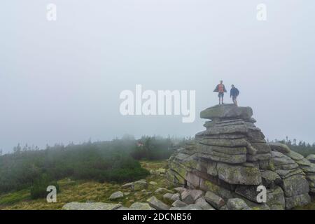 Spindleruv Mlyn (Spindlermühle): Slaskie Kamienie o Divci kameny ('rocce silesiane' o 'rocce di aiden'; Mädelsteine, escursionista a Krkonose (montagna Gigante Foto Stock