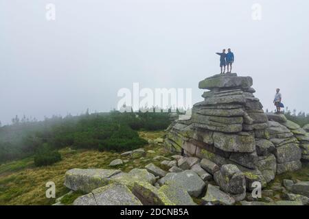 Spindleruv Mlyn (Spindlermühle): Slaskie Kamienie o Divci kameny ('rocce silesiane' o 'rocce di aiden'; Mädelsteine, escursionista a Krkonose (montagna Gigante Foto Stock