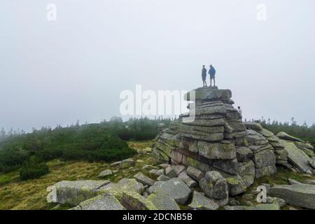 Spindleruv Mlyn (Spindlermühle): Slaskie Kamienie o Divci kameny ('rocce silesiane' o 'rocce di aiden'; Mädelsteine, escursionista a Krkonose (montagna Gigante Foto Stock