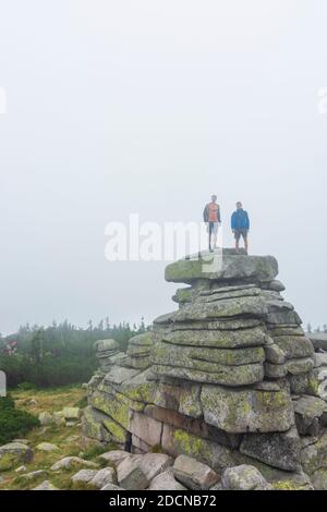 Spindleruv Mlyn (Spindlermühle): Slaskie Kamienie o Divci kameny ('rocce silesiane' o 'rocce di aiden'; Mädelsteine, escursionista a Krkonose (montagna Gigante Foto Stock