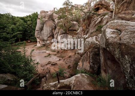 nella montagna rocciosa costruito-in alloggio per le persone che si sono nascose durante le guerre. Foto Stock