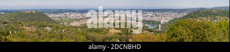 Besançon, Francia - 09 05 2020: Vista panoramica della città e delle mura della cittadella dal Belvedere di Monfaucon Foto Stock