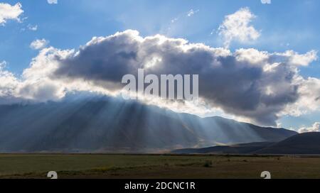 Suggestivo paesaggio montano nei pressi del borgo di Castelluccio nel Parco Nazionale del Monte Sibillini, Umbria, Italia Foto Stock