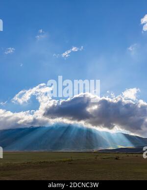 Suggestivo paesaggio montano nei pressi del borgo di Castelluccio nel Parco Nazionale del Monte Sibillini, Umbria, Italia Foto Stock