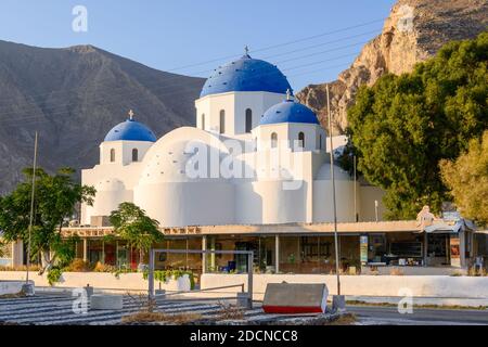 Santorini, Grecia - 16 settembre 2020: Chiesa con cupola blu nel villaggio di Perissa su Santorini. Isole CICLADI, Grecia Foto Stock