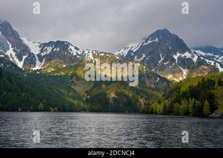 Aigüestortes e il Parco Nazionale Estany de Sant Maurici si trovano nel cuore montano dei Pirenei. Foto Stock