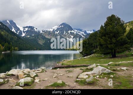 Aigüestortes e il Parco Nazionale Estany de Sant Maurici si trovano nel cuore montano dei Pirenei. Foto Stock