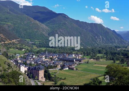 Esterri d'Àneu è un comune della comarca, o contea dei Pallars Sobirà, in Catalogna, sulle rive del fiume Noguera Pallaresa. Foto Stock