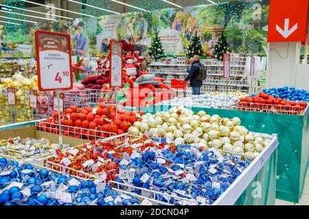 Mosca. Russia. 22 novembre 2020: Le palle di Natale colorate sono vendute al grande magazzino. Capodanno vendita di decorazioni albero e Natale Foto Stock