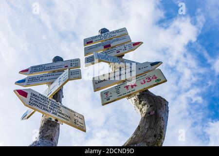 Karpacz (Krummhübel): Cartello per i sentieri di Karkonosze (Monti Giganti, Riesengebirge), bassa Slesia, dolnoslaskie, Niederschlesien, Polonia Foto Stock