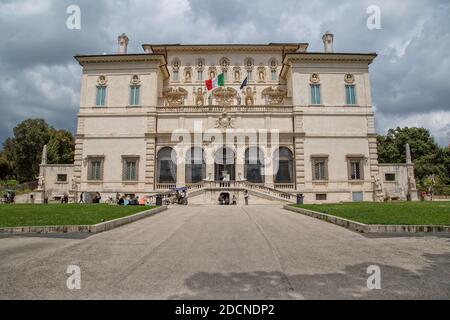 Roma, Italia - 15 maggio 2016: I turisti visitano la mostra alla Galleria Borghese e al Museo del Parco di Villa Borghese nella città di Roma. Foto Stock