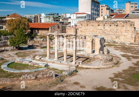 Biblioteca Adriana, vista da sud. Fu creato dall'imperatore romano Adriano sul lato nord dell'Acropoli di Atene. Foto Stock