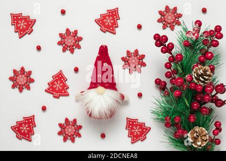 Modello di carta di Natale, ornamenti di Capodanno. Babbo Natale con cappuccio a forma di cono rosso e barba. Composizione d'arte invernale, modello festivo con Foto Stock