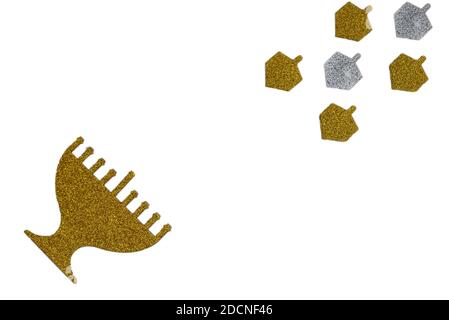 Golden glitter menorah e Dreidel girando top isolato su bianco. Immagine della vacanza ebraica Hanukkah. Foto Stock