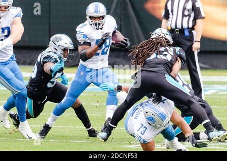 Charlotte, North Carolina, Stati Uniti. 22 novembre 2020. Il linebacker della Carolina Panthers Jermaine carter (56) raggiunge per i Lions di Detroit che fanno ritorno Adrian Peterson (28) nel matchup della NFL allo stadio Bank of America di Charlotte, NC. (Supporti Scott Kinser/Cal Sport). Credit: csm/Alamy Live News Foto Stock