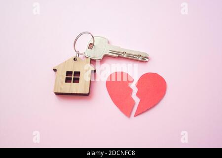 Disposizione portachiavi a forma di chiave e di casa . Foto Stock