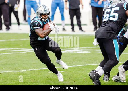 Charlotte, North Carolina, Stati Uniti. 22 novembre 2020. Carolina Panthers Running back Mike Davis (28) corre contro i Detroit Lions nel matchup NFL presso il Bank of America Stadium di Charlotte, North Carolina. (Supporti Scott Kinser/Cal Sport). Credit: csm/Alamy Live News Foto Stock