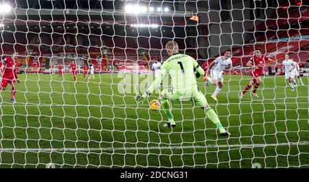 Diogo Jota c(right) di Liverpool segna il secondo gol della partita durante la partita della Premier League ad Anfield, Liverpool. Foto Stock