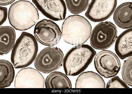 Fondo astratto, sepia toned agate slice minerale sezione trasversale, colore dell'anno 2021: Set Sail Champagne Foto Stock