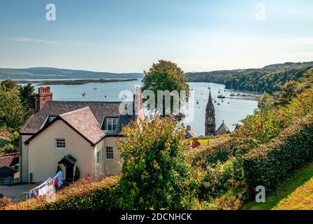 Vista di Tobermory dall'alto. Tobermory è la capitale di Mull e fino al 1973 il solo burgh on the Isle of Mull in scozzese Ebridi Interne. Foto Stock