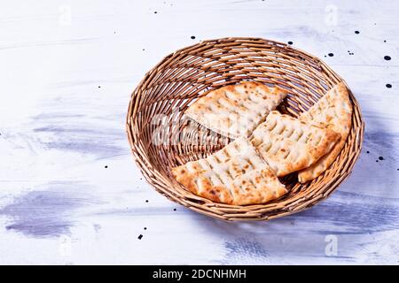 Gustosi pezzi di pita greca in un cestino Foto Stock