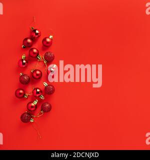 Composizione di palline di decorazione dell'albero di Natale rosso su sfondo rosso Foto Stock