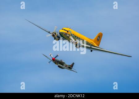 DALA JÄRNA, SVEZIA - 10 AGOSTO 2018: Nord America P-51 Mustang di Nordic Warbirds e Douglas DC-3 Skytrain di Vallentuna Aviators a Flygfesten Foto Stock