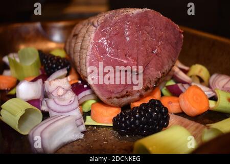 Il venison haunch rende grande la domenica arrosto il gregge sono selvaggi Parco di roaming dove mangiano pascolo di foraggio e carne di albero è allevato a pochi chilometri da una fattoria Foto Stock