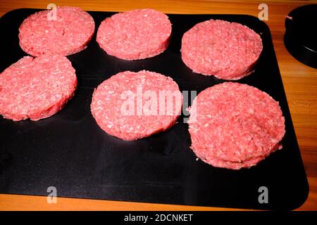 su una base buia ci sono sei polpettine di carne macinata Foto Stock