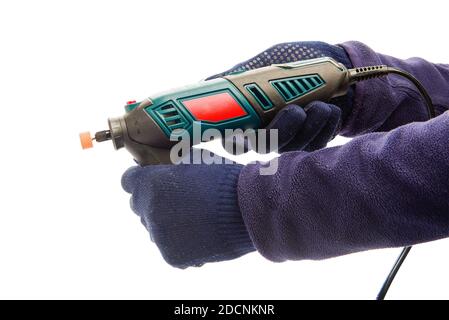 Due mani maschio in blu marino guanti protettivi che tengono il perforatore con ugello per la smerigliatura e la lucidatura su fondo bianco isolato. Foto Stock