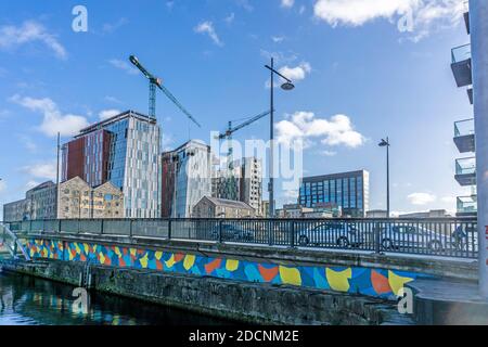 Il nuovo complesso di uffici/appartamenti di Googles prende forma sul sito di Boland's Mills Grand Canal Dock a Dublino, Irlanda. Foto Stock