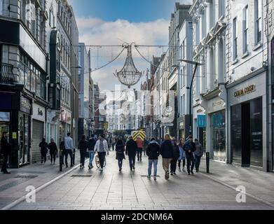 Grafton Street a Dublino, Irlanda con le luci di Natale installate. La maggior parte dei negozi sono chiusi a causa della situazione del coronavirus. Foto Stock