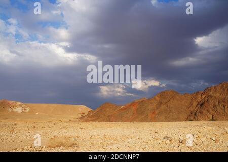 Bei colori delle montagne vicino alla rotta di Israele nel sud Foto Stock