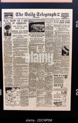 La prima pagina del Daily Telegraph dopo il raid di Dambusters, 18 maggio 1943, Lincolnshire Aviation Heritage Museum, East Kirkby, Spilsby, Lincs, Regno Unito. Foto Stock