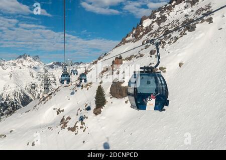 Ischgl, Austria - 10 gennaio 2020: Nuova moderna e spaziosa gondola FimbaBahn contro il paesaggio montano nella lussuosa località invernale austriaca Foto Stock